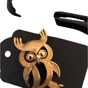 VINTAGE Signed Trifari Gold-tone Brooch. Good condition.